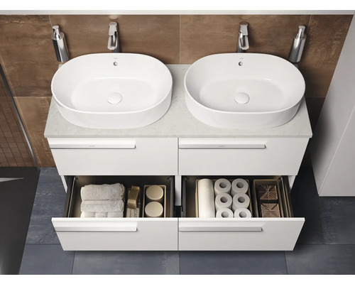 Badezimmer mit Waschtischunterschrank, zwei Waschbecken und offenen Schubladen zur Aufbewahrung von Handtüchern und Toilettenartikeln