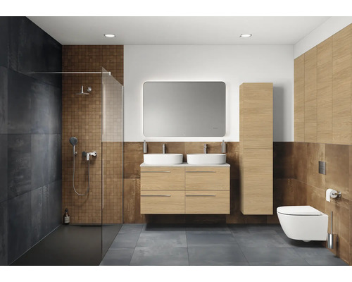 Modernes Badezimmer mit Dusche, Waschtisch mit zwei Waschbecken, Spiegel und Toilette.