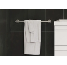 Handtuchhalter mit Handtuch und Waschbecken im Badezimmer