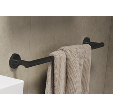 Schwarzer Handtuchhalter mit Handtuch an der Wand