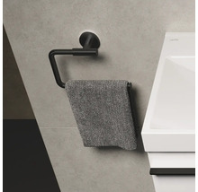 Porte-serviettes noir avec serviette dans la salle de bain