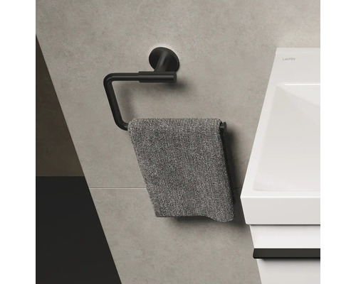 Porte-serviettes noir avec serviette dans la salle de bain