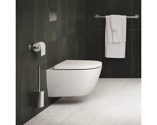 Salle de bains moderne avec WC suspendu, porte-papier toilette, brosse de toilette et porte-serviettes