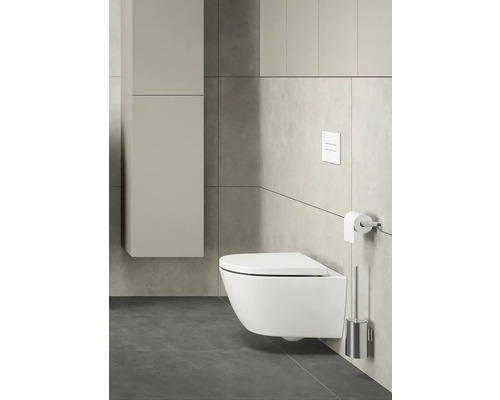 Salle de bains moderne avec WC suspendu, réservoir de chasse d'eau, porte-papier hygiénique et brosse de toilette