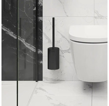 Schwarze Wand-Toilettenbürste neben einer Toilette an einer gefliesten Wand.