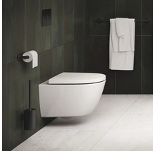 Modernes Badezimmer mit wandhängendem WC, Toilettenpapierhalter, WC-Bürste und Handtuchhalter