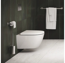 Salle de bains moderne avec WC suspendu, porte-papier toilette, porte-serviettes et brosse de toilette
