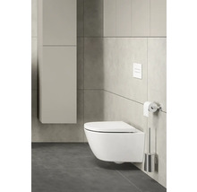 Salle de bains moderne avec WC suspendu, réservoir de chasse et garniture de WC