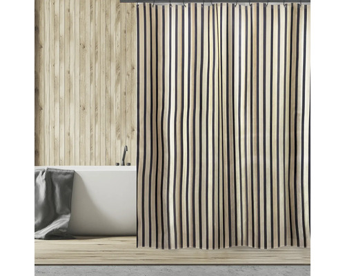 Badezimmer mit Badewanne und gestreiftem Duschvorhang