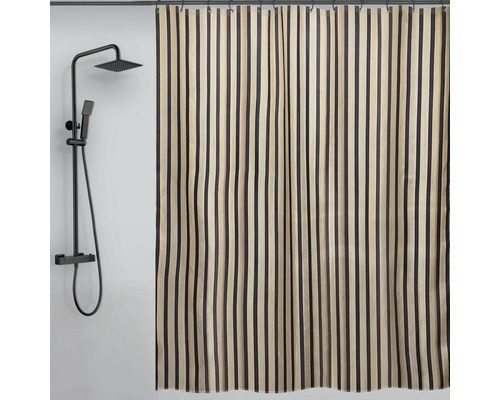 Duschvorhang mit vertikalem Streifenmuster neben einer Duschgarnitur