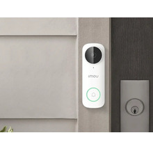 Sonnette vidéo Imou installée sur un mur à côté d'une porte, avec caméra intégrée et bouton de sonnette avec anneau lumineux.