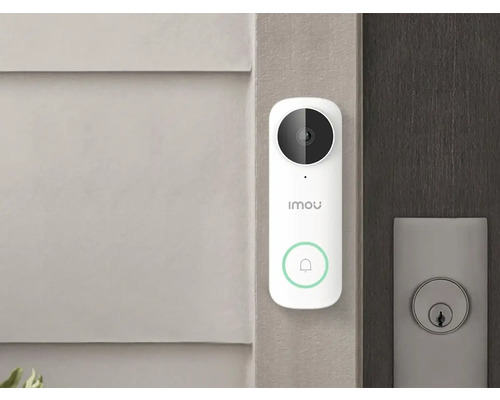 Sonnette vidéo Imou installée sur un mur à côté d'une porte, avec caméra intégrée et bouton de sonnette avec anneau lumineux.