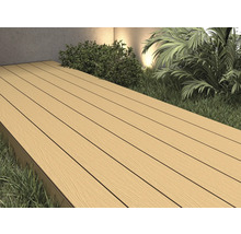 Terrasse mit Dielen und Grünpflanzen