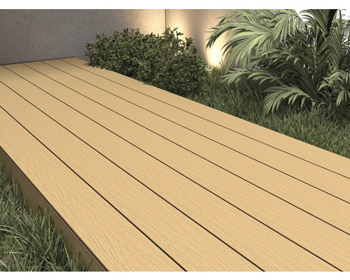 Terrasse mit Dielen und Grünpflanzen