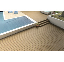 Aussenbereich mit Pool und Holzterrasse