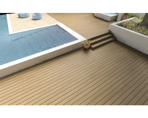 Aussenbereich mit Pool und Holzterrasse