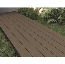 Terrasse mit Dielen und umliegender Bepflanzung