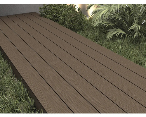 Terrasse mit Dielen und umliegender Bepflanzung