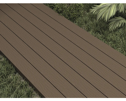 Terrassendielen auf Grasfläche