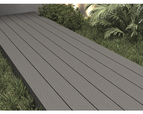 Terrasse aus Holzverbundwerkstoff im Garten