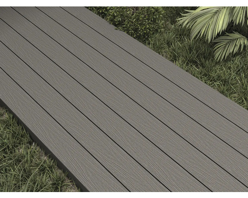 Terrassendielen aus Verbundmaterial auf einer Rasenfläche