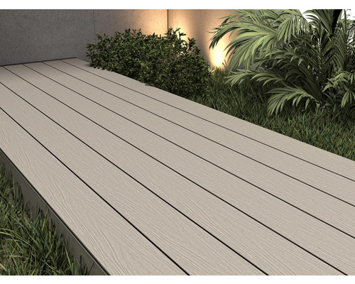 Terrasse mit Dielenbelag und Bepflanzung