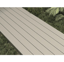 Terrassendielen aus Holzverbundwerkstoff auf Gras