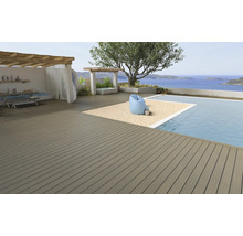 Terrasse mit Holzboden, Pool und Meerblick für eine entspannende Atmosphäre im Außenbereich.