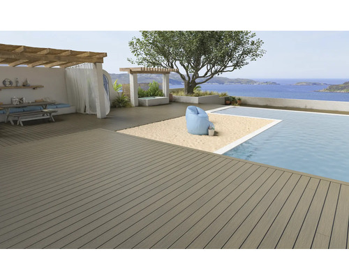 Terrasse mit Holzboden, Pool und Meerblick für eine entspannende Atmosphäre im Außenbereich.