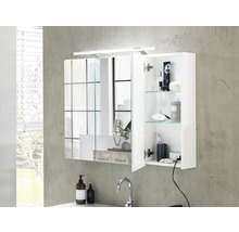 Salle de bain avec armoire de toilette, lavabo et robinet