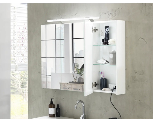 Salle de bain avec armoire de toilette, lavabo et robinet