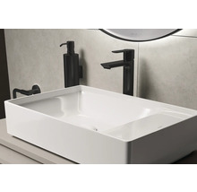 Aufsatzwaschbecken, Armatur und Seifenspender im modernen Badezimmer