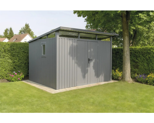 Grauer Geräteschuppen mit Doppeltür und Fenster im Garten.