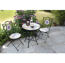 Gartensitzgruppe mit Mosaikmuster auf Terrasse