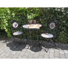 Bistro Set mit Tisch und zwei Stühlen vor Grünpflanzen