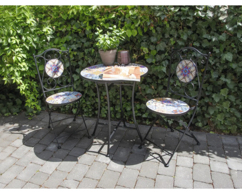 Bistro Set mit Tisch und zwei Stühlen vor Grünpflanzen