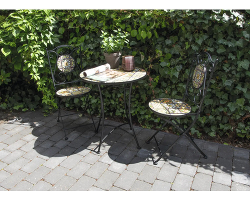 Gartentischgruppe mit zwei Stühlen und Tisch mit Mosaikmuster