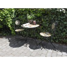 Gartentischset mit zwei Stühlen und Mosaikmuster auf Tisch und Stühlen