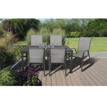 Scène de jardin avec table à manger et chaises sur une terrasse