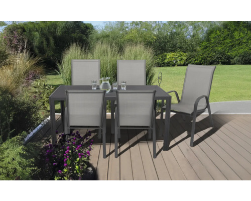 Scène de jardin avec table à manger et chaises sur une terrasse