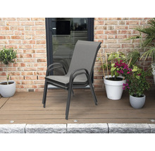 Chaises de jardin empilables en textile sur une terrasse
