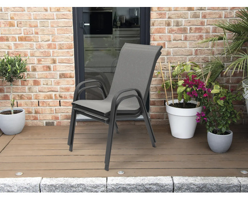 Chaises de jardin empilables en textile sur une terrasse