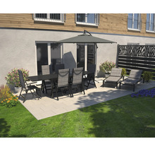 Scène de jardin avec table à manger, chaises, parasol et chaises longues sur une terrasse