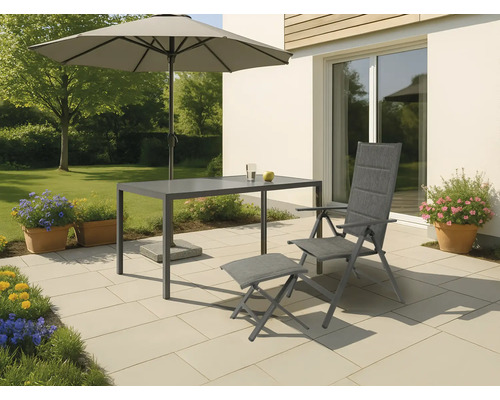 Scène de jardin avec parasol, table, chaise et repose-pieds sur une terrasse