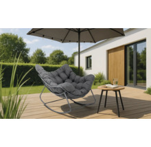 Scène de jardin avec rocking-chair avec coussin, table d'appoint et parasol