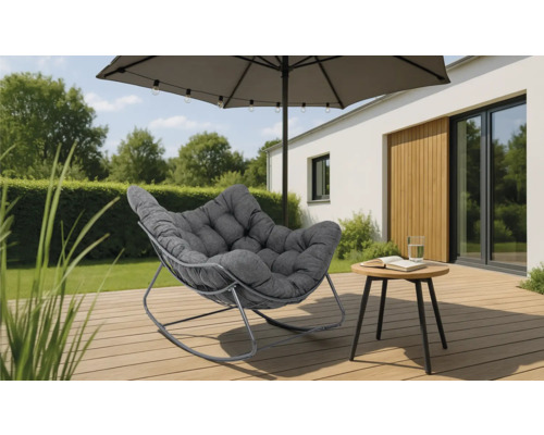 Scène de jardin avec rocking-chair avec coussin, table d'appoint et parasol