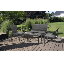 Ensemble de mobilier de jardin avec table, banc et deux chaises sur une terrasse.