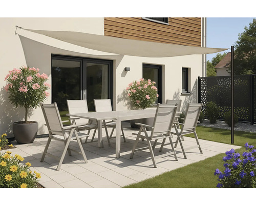 Terrasse avec table de jardin, chaises et voile d'ombrage