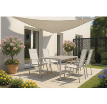 Terrasse avec table de jardin, chaises et voile d'ombrage