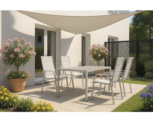 Terrasse avec table de jardin, chaises et voile d'ombrage